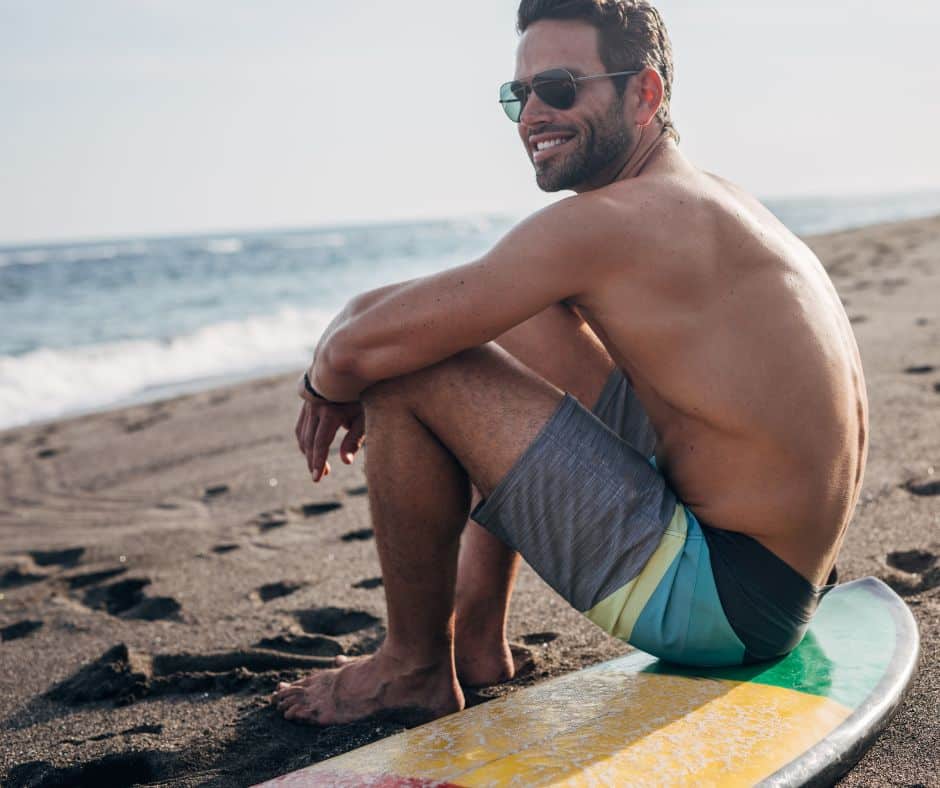 Surfs up Surfer checking out Costa Ricas waves
